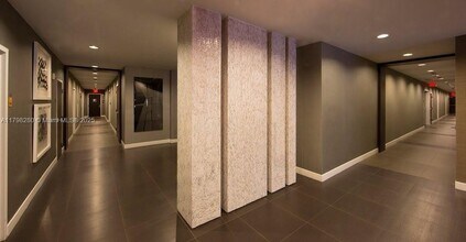 2100 Park Ave in Miami Beach, FL - Foto de edificio - Building Photo
