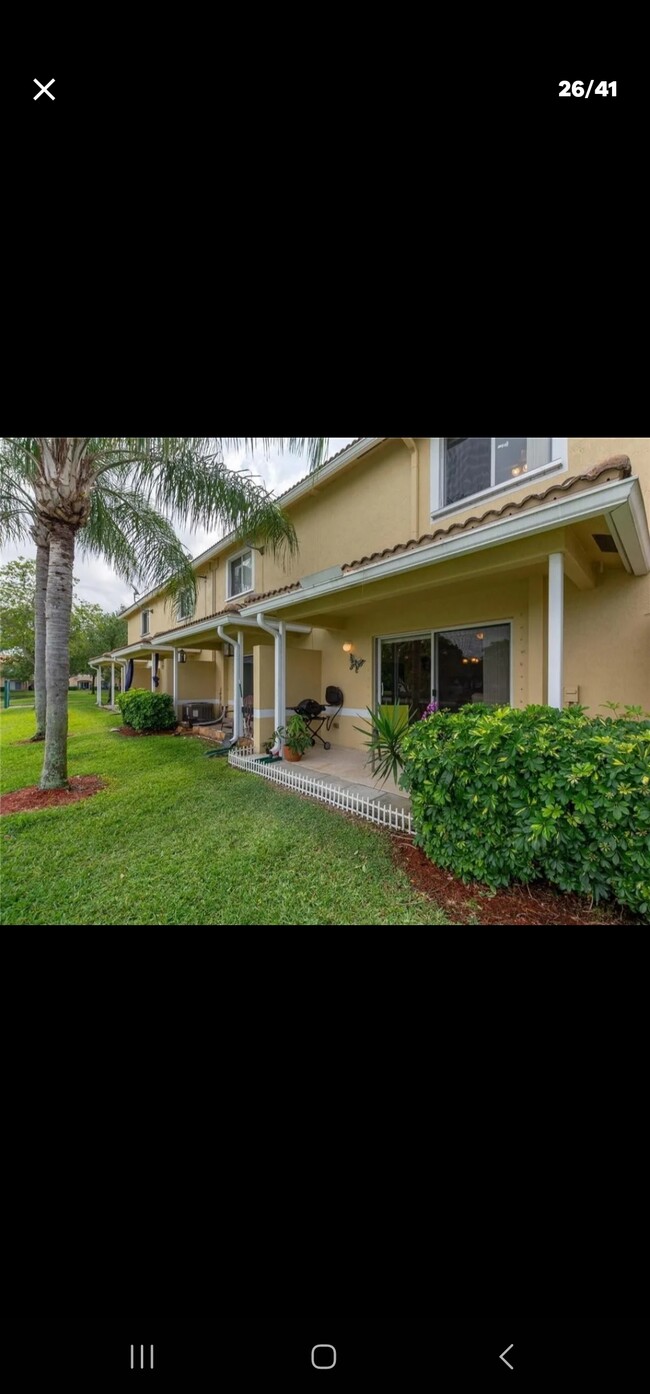 9243 Chambers St in Tamarac, FL - Building Photo - Building Photo