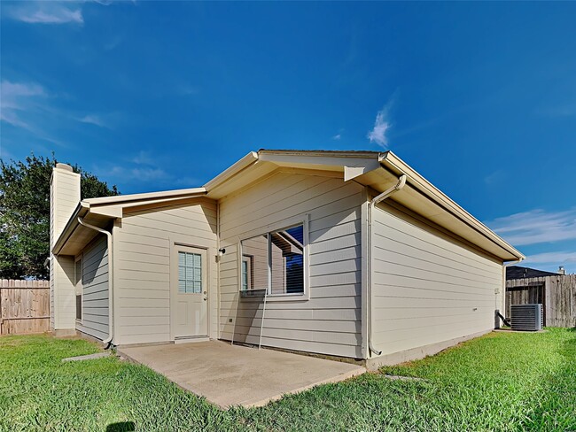 4002 Old Pine Grove Dr in Humble, TX - Building Photo - Building Photo