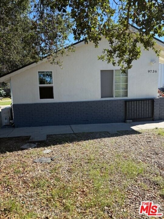 9736 Tujunga Canyon Pl in Los Angeles, CA - Building Photo