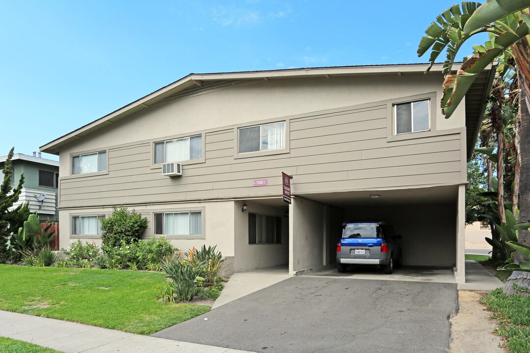 11851 Stuart Dr in Garden Grove, CA - Building Photo