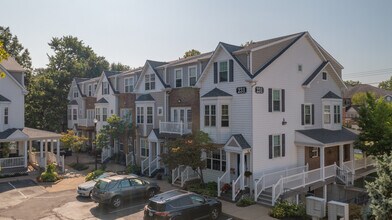 Monroe Station in Kirkwood, MO - Foto de edificio - Building Photo