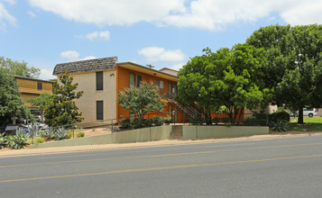 Swisher Apartments in Austin, TX - Foto de edificio - Building Photo