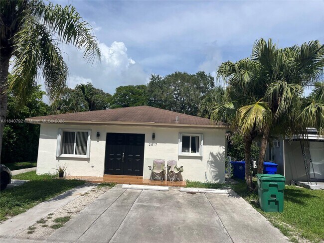 2817 SW 39th Ave in Miami, FL - Foto de edificio - Building Photo