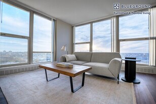 5600 N Sheridan Rd in Chicago, IL - Building Photo