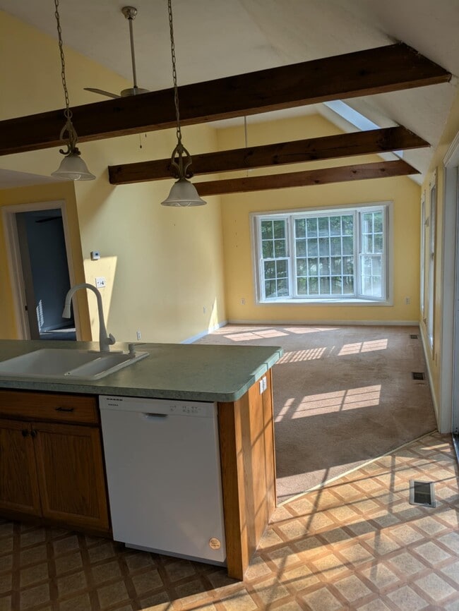 22 Box Pond Rd in Bellingham, MA - Building Photo - Building Photo