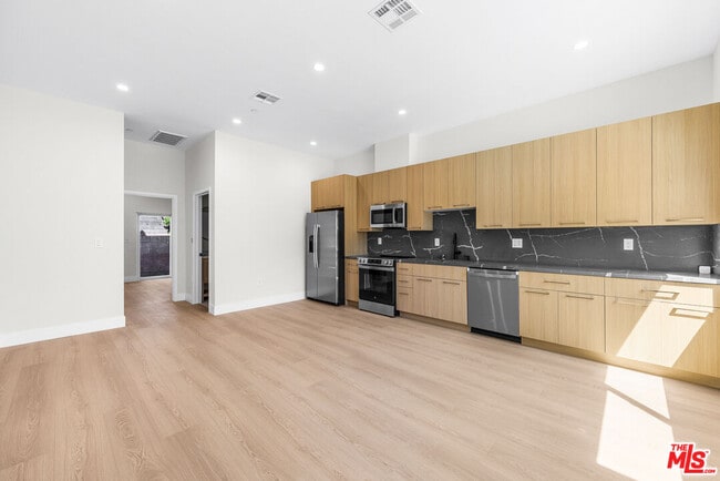 5127 Don Pio Dr in Los Angeles, CA - Building Photo - Building Photo