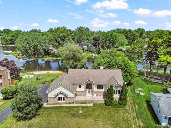 969 Bogie Lake Rd in White Lake, MI - Building Photo - Building Photo