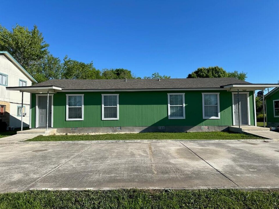 1146 Magnolia St in Seguin, TX - Building Photo