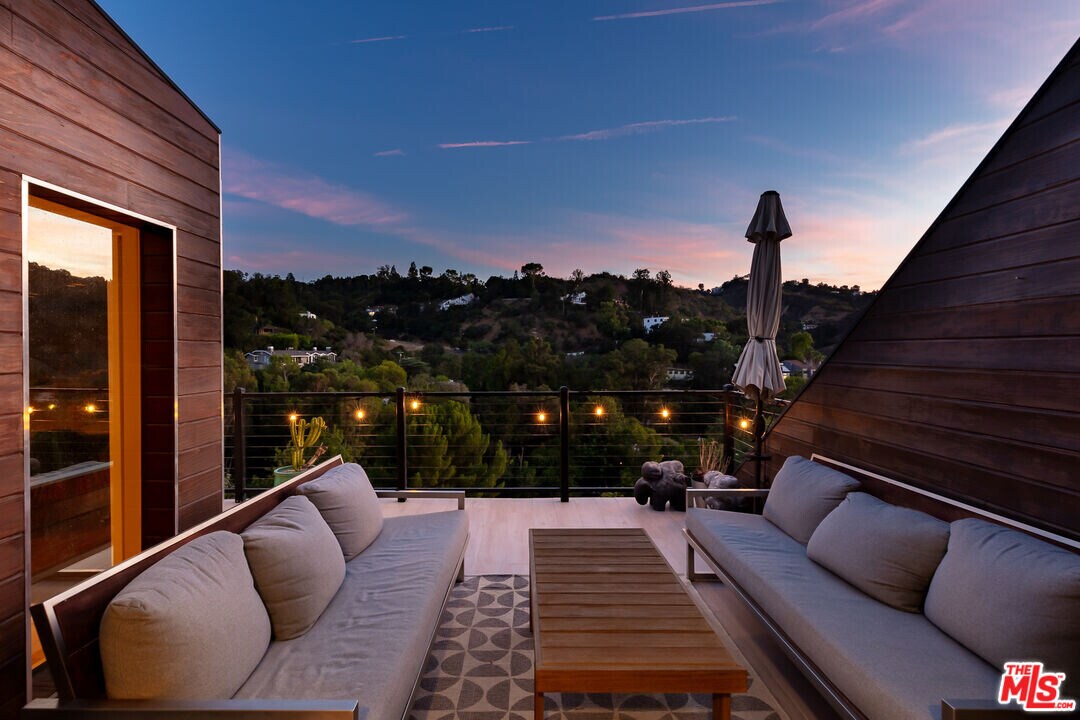 3866 Alta Mesa Dr in Los Angeles, CA - Building Photo