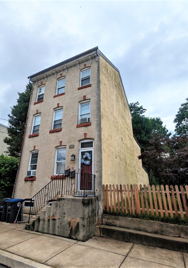 236 E Hector St, Unit Apt B in Conshohocken, PA - Building Photo - Building Photo