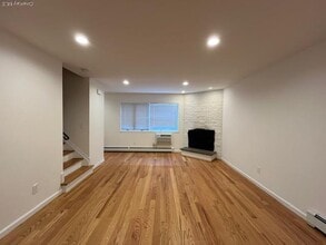 42 Sintsink Dr E in Port Washington, NY - Building Photo - Building Photo