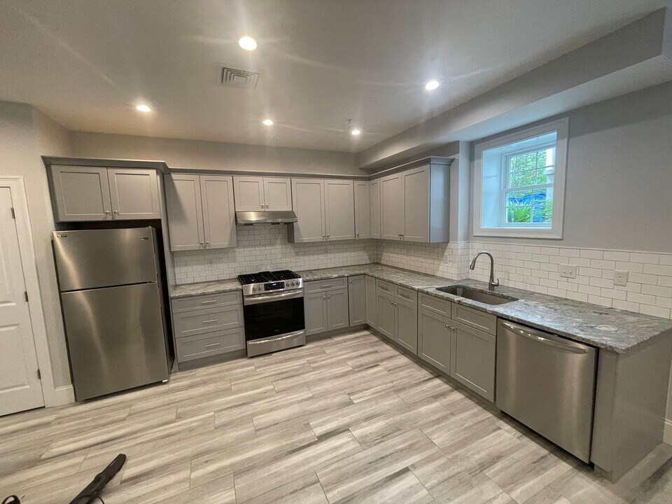 44 Cook St in Newton, MA - Building Photo