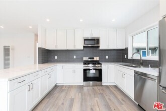 3872 Bentley Ave in Culver City, CA - Building Photo - Building Photo