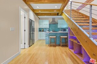 621 Rose Ave in Los Angeles, CA - Building Photo