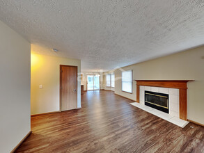 825 Whitehead Dr in Pataskala, OH - Building Photo - Building Photo