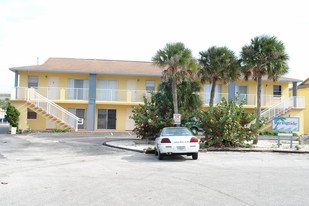 428-439 Auburn Dr in Daytona Beach, FL - Building Photo