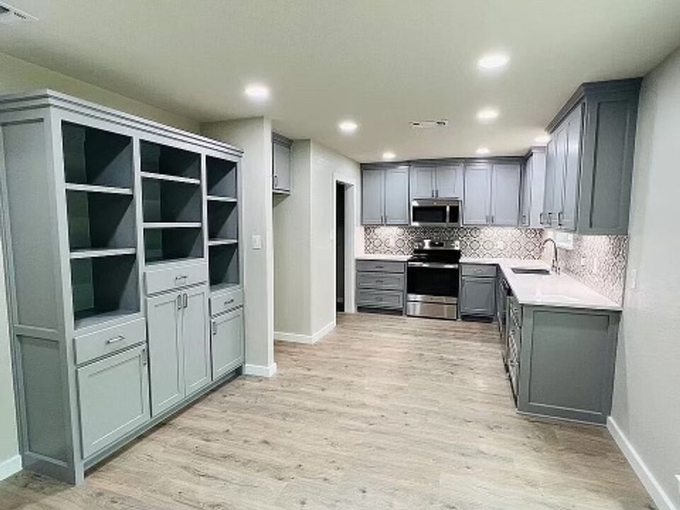 2605 W Highland Dr in Granbury, TX - Building Photo