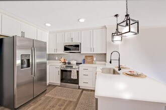 Village Green Apartment Homes in Wilmington, NC - Foto de edificio - Building Photo