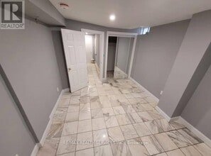 30 Sweet Briar Ln in Brampton, ON - Building Photo - Building Photo