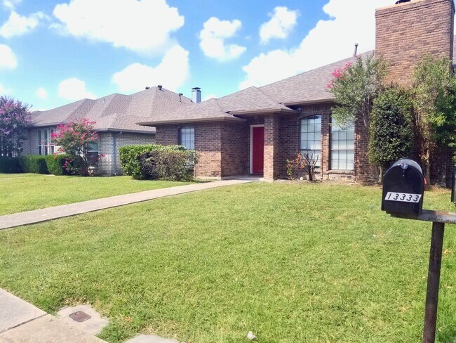 13333 Fall Manor Dr in Dallas, TX - Foto de edificio - Building Photo