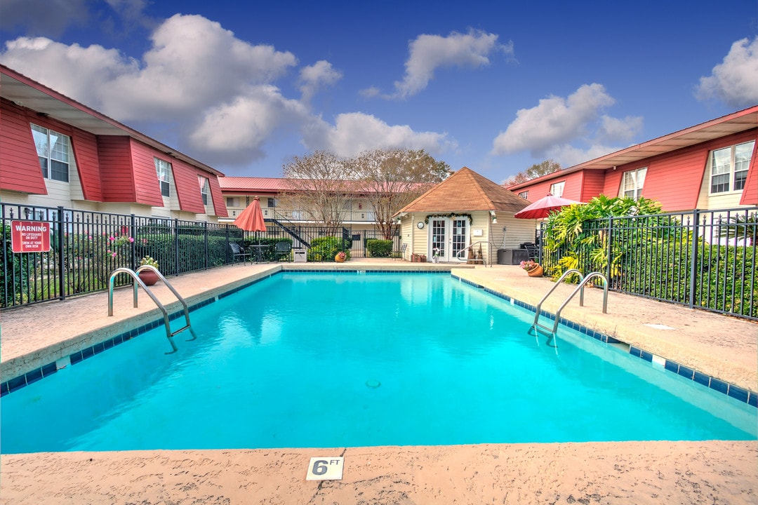 Chateau Tourraine Apartments in Pascagoula, MS - Building Photo