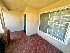 1077 S Hanlon Way in Anaheim, CA - Foto de edificio - Building Photo