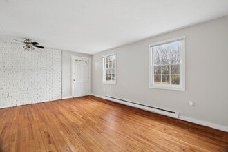 Pinney Brook in Ellington, CT - Foto de edificio - Building Photo