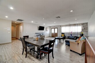 603 Palmhurst Dr in Las Vegas, NV - Foto de edificio - Building Photo