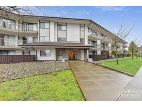 15020 North Bluff Rd in White Rock, BC - Building Photo - Building Photo