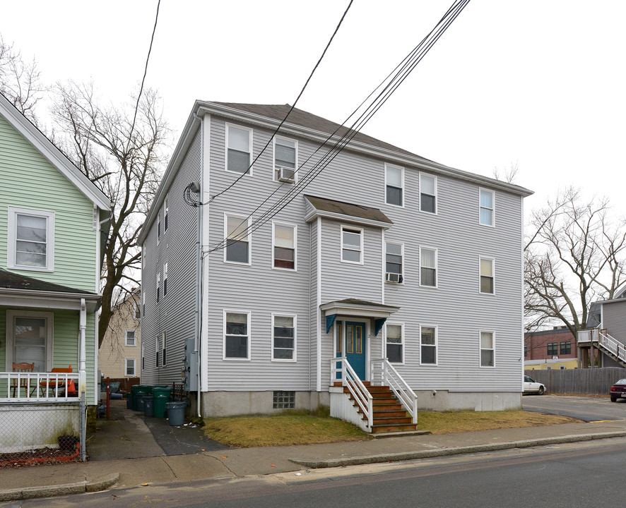 21 Holman St in Attleboro, MA - Foto de edificio