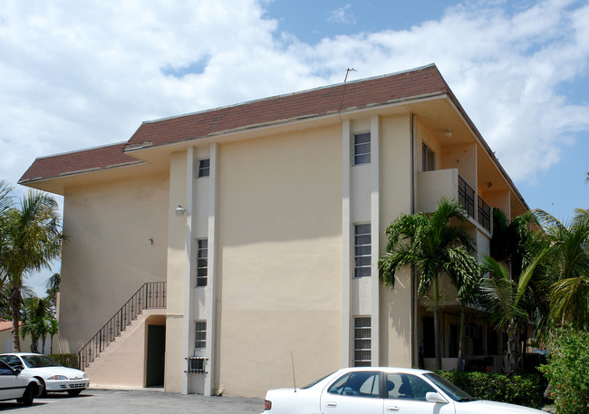 385 SW 37th Ave in Miami, FL - Foto de edificio - Building Photo