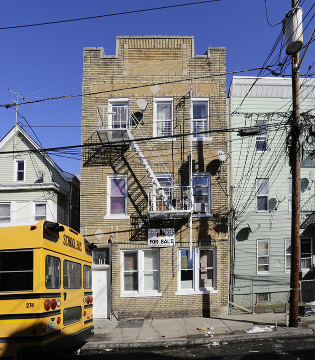 18 Vreeland Ave in Passaic, NJ - Building Photo