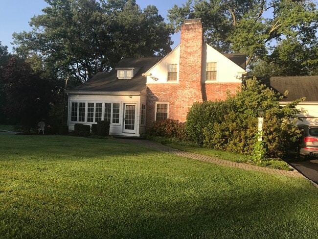 25 Deerfield Rd in Short Hills, NJ - Building Photo - Building Photo