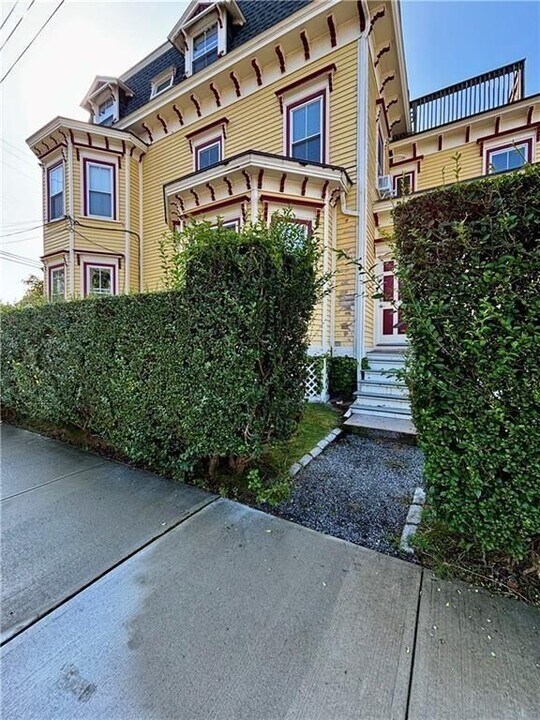 51 Annandale Rd in Newport, RI - Foto de edificio