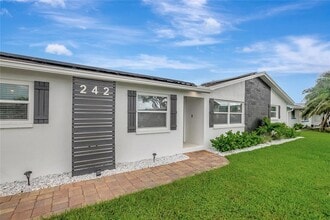 242 176th Ave E in Redington Shores, FL - Foto de edificio - Building Photo