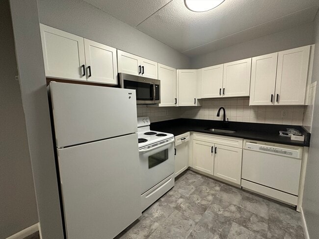 49 Windsor Dr in Holliston, MA - Foto de edificio - Building Photo