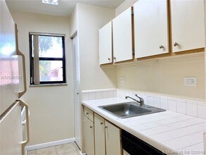 7060 NW 179th St-Unit -212 in Hialeah, FL - Building Photo - Building Photo