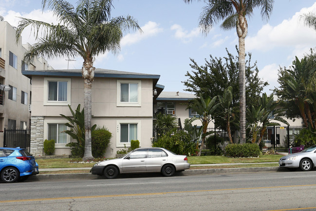 20607 Vanowen St in Winnetka, CA - Foto de edificio - Building Photo