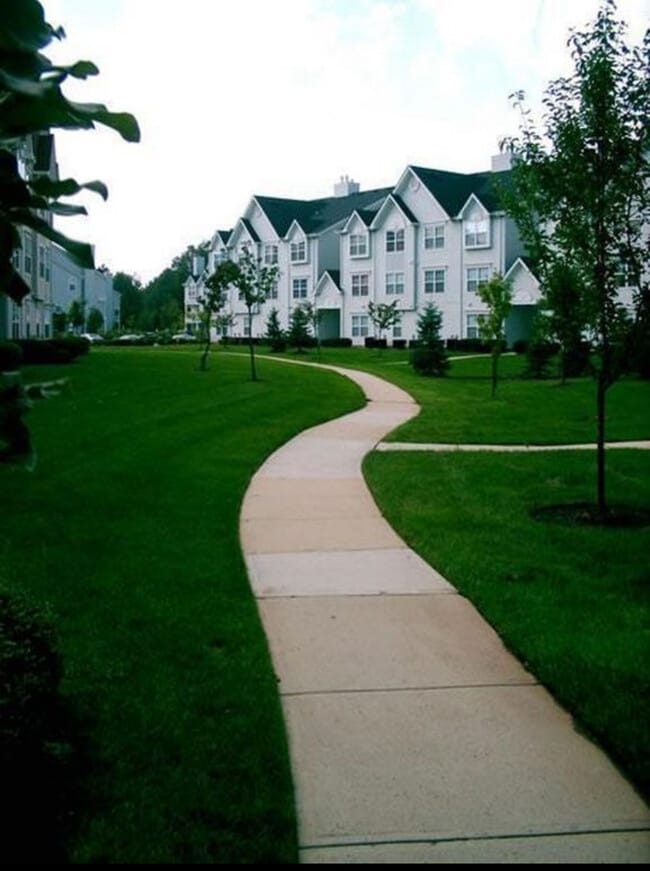 36 Prestwick Way in Edison, NJ - Building Photo - Building Photo