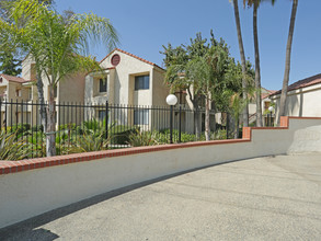 Bulldog Village Apartments in Fresno, CA - Building Photo - Building Photo