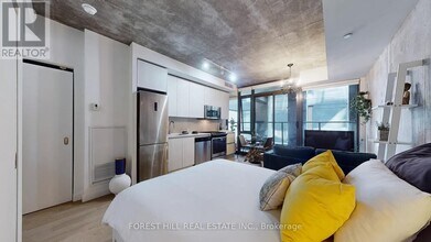 111 Bathurst St in Toronto, ON - Building Photo - Building Photo