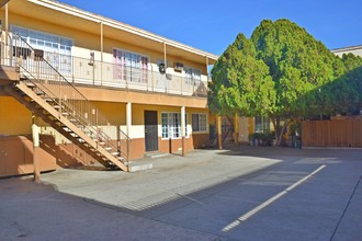 9009 Langdon Ave in North Hills, CA - Foto de edificio - Other