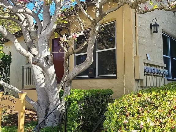 Cadrian Court in Berkeley, CA - Foto de edificio