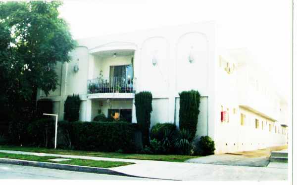 4415 Ventura Canyon Ave in Van Nuys, CA - Foto de edificio - Building Photo