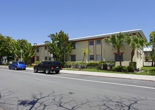 12 Alhambra Cor in Coral Gables, FL - Foto de edificio - Building Photo