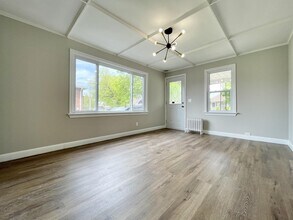 111 McAlpine Ave S in Welland, ON - Building Photo - Building Photo