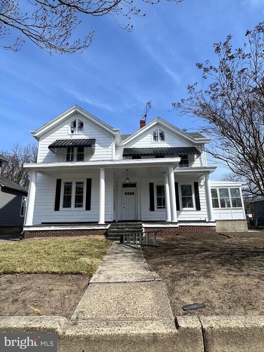 141 W Main St in Penns Grove, NJ - Building Photo
