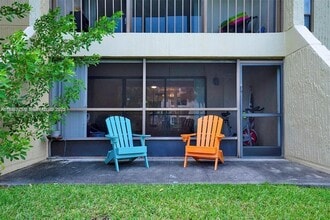 230 Lakeview Dr, Unit 107 in Weston, FL - Building Photo - Building Photo