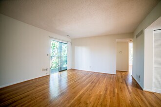 4012 Oak St, Unit 64111 in Kansas City, MO - Building Photo - Building Photo